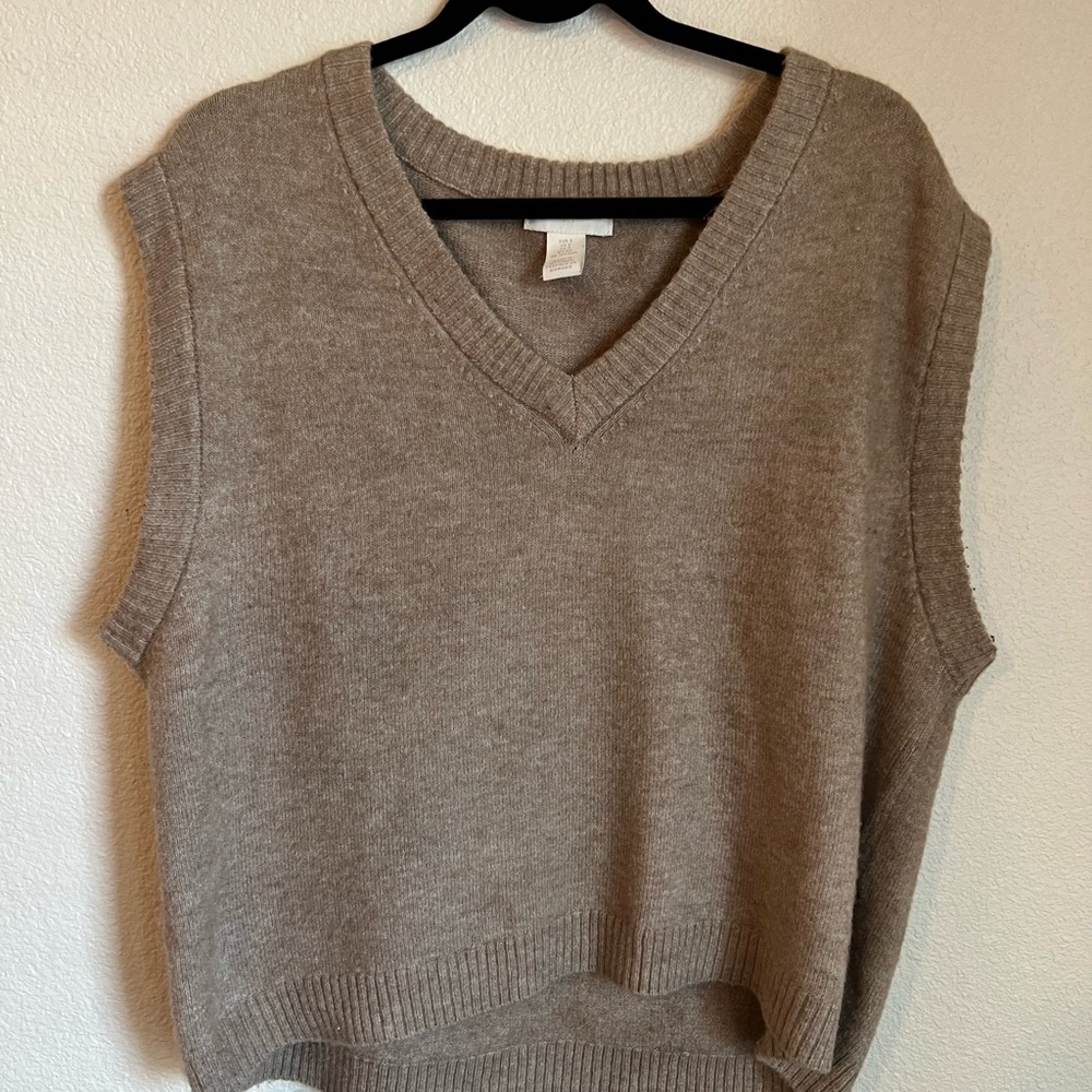 H&M Beige V-neck Sweater Vest Size Small